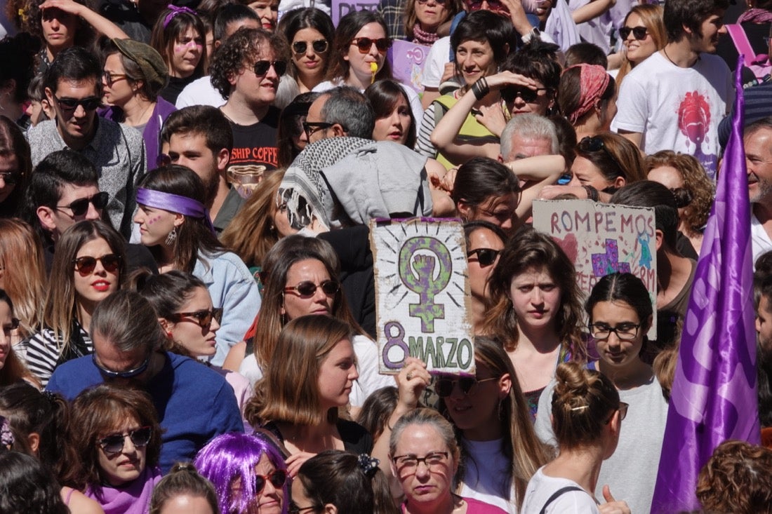 Repaso completo en imágenes a una marcha multitudinaria este Día de la Mujer en Granada