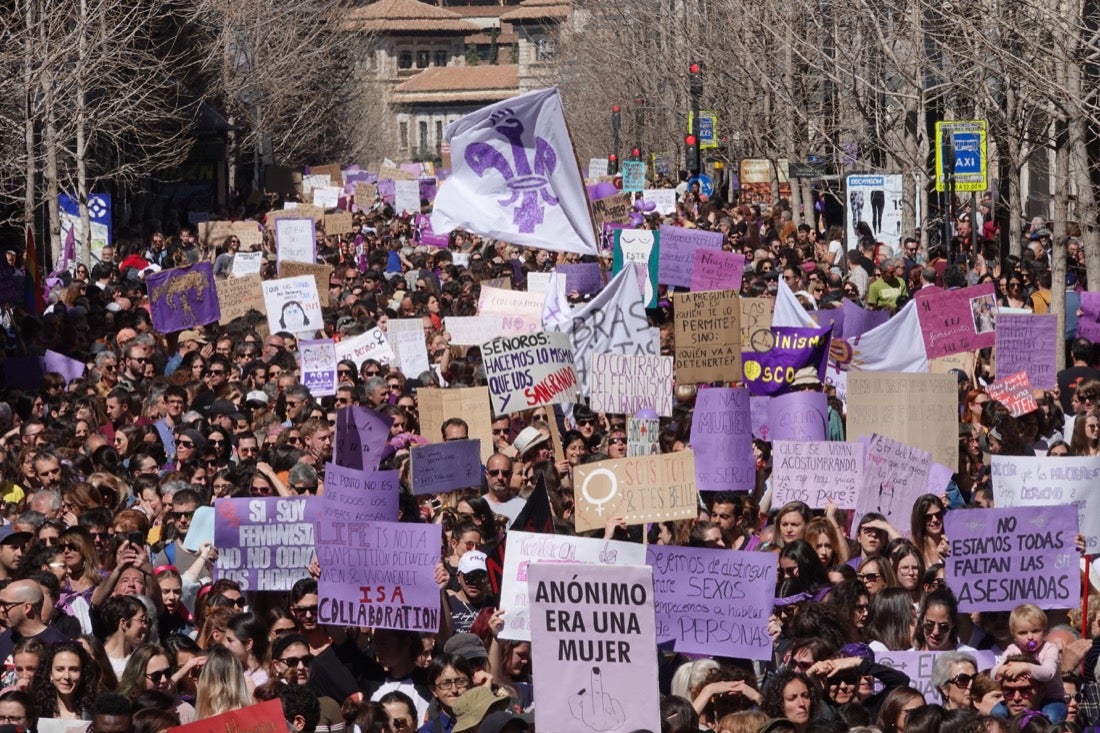 Repaso completo en imágenes a una marcha multitudinaria este Día de la Mujer en Granada