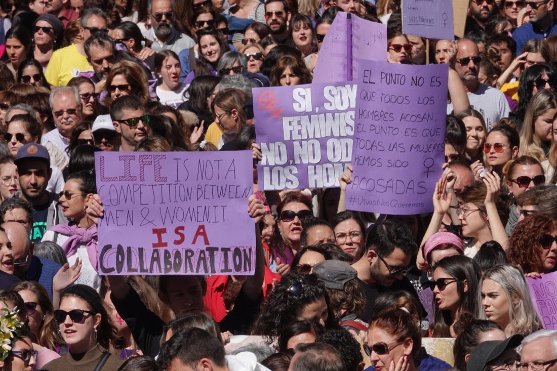Repaso completo en imágenes a una marcha multitudinaria este Día de la Mujer en Granada