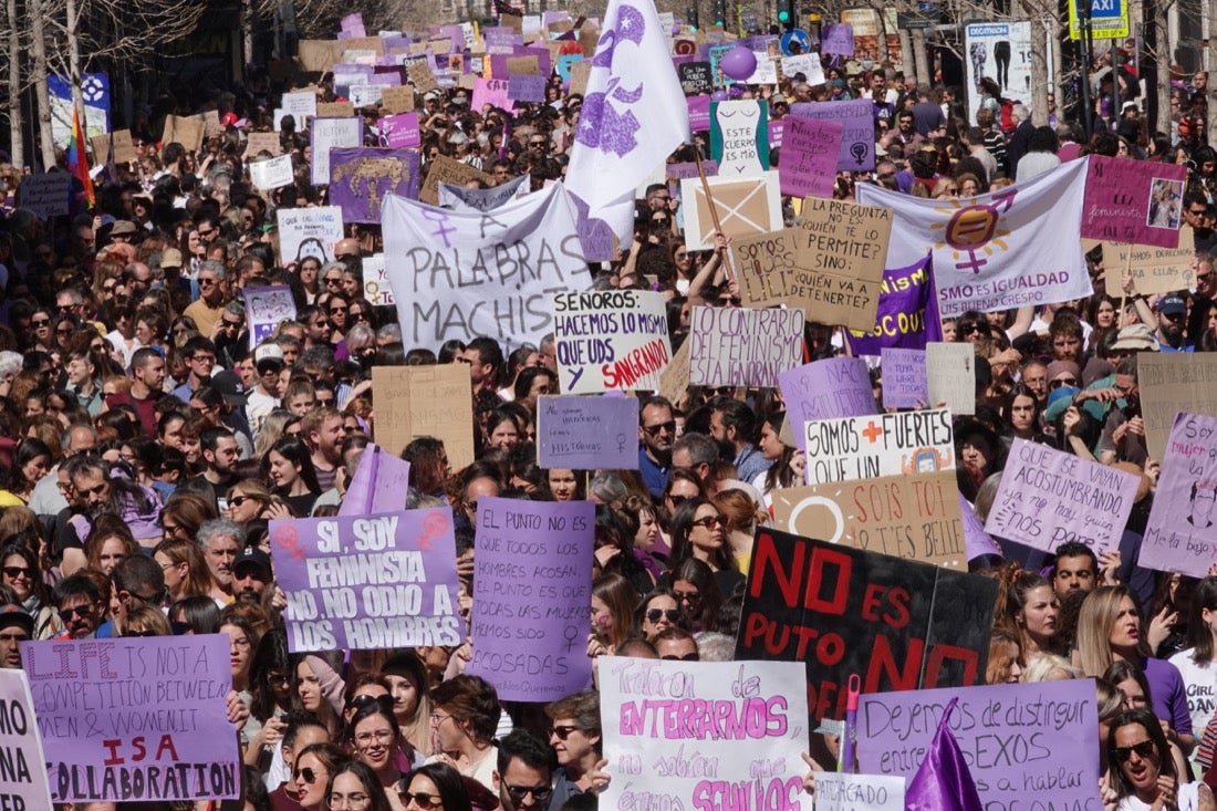 Repaso completo en imágenes a una marcha multitudinaria este Día de la Mujer en Granada