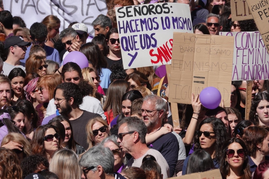 Repaso completo en imágenes a una marcha multitudinaria este Día de la Mujer en Granada