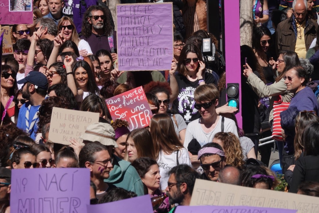 Repaso completo en imágenes a una marcha multitudinaria este Día de la Mujer en Granada
