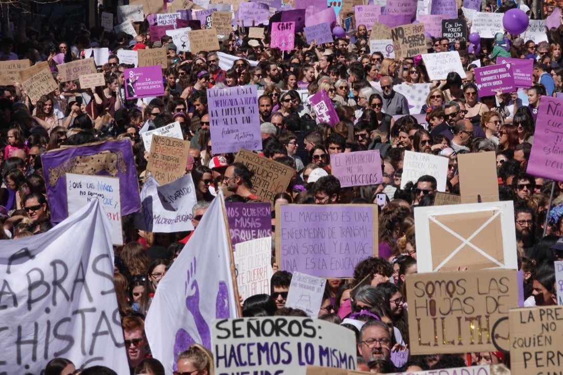 Repaso completo en imágenes a una marcha multitudinaria este Día de la Mujer en Granada