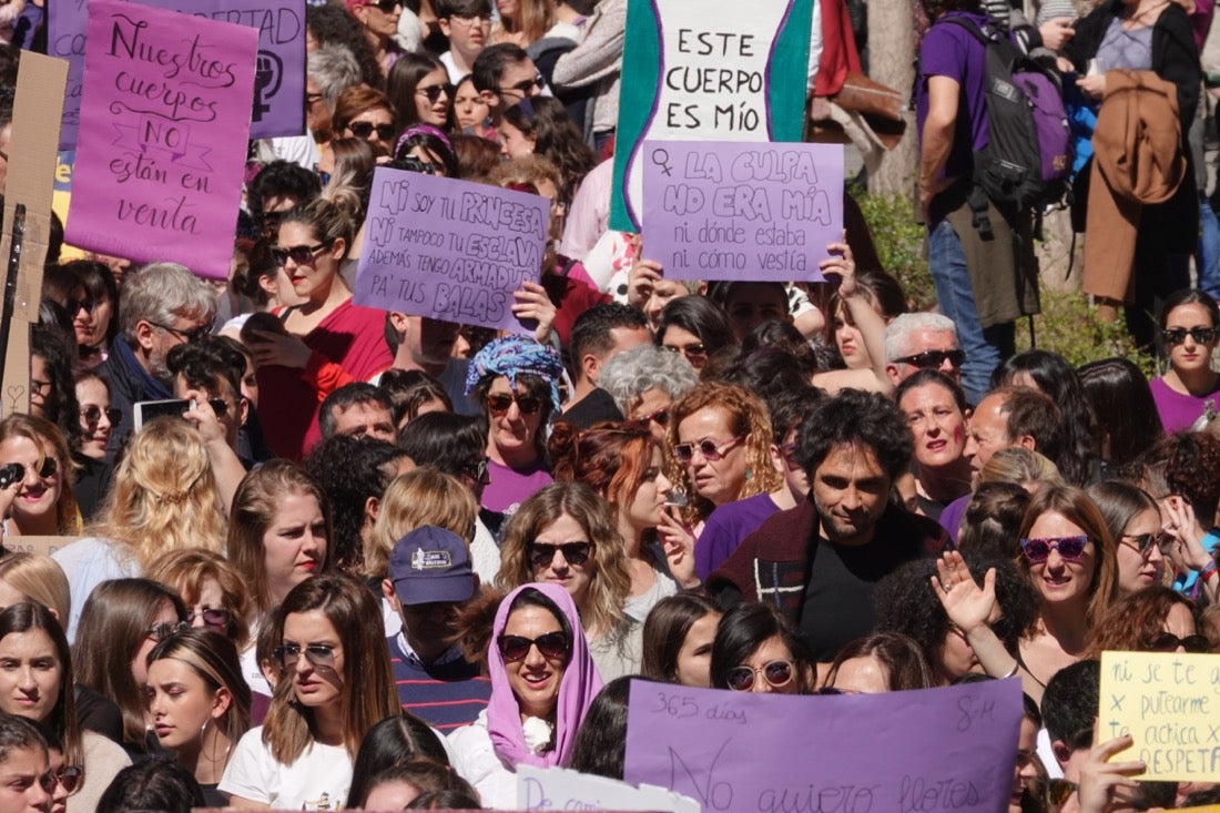 Repaso completo en imágenes a una marcha multitudinaria este Día de la Mujer en Granada