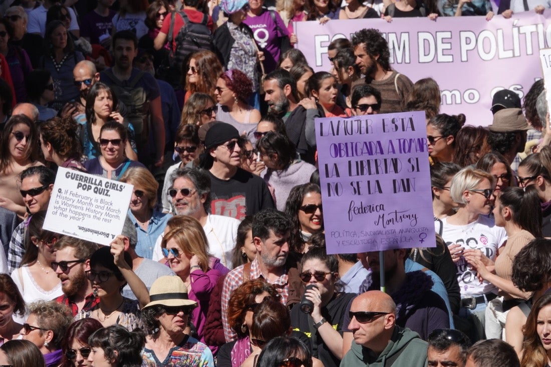 Repaso completo en imágenes a una marcha multitudinaria este Día de la Mujer en Granada