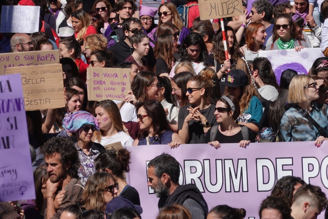 Repaso completo en imágenes a una marcha multitudinaria este Día de la Mujer en Granada