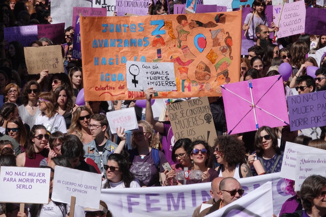Repaso completo en imágenes a una marcha multitudinaria este Día de la Mujer en Granada