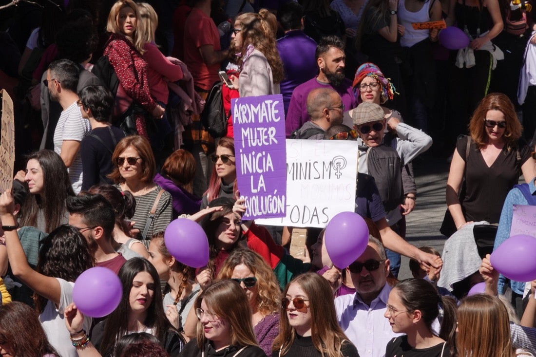 Repaso completo en imágenes a una marcha multitudinaria este Día de la Mujer en Granada