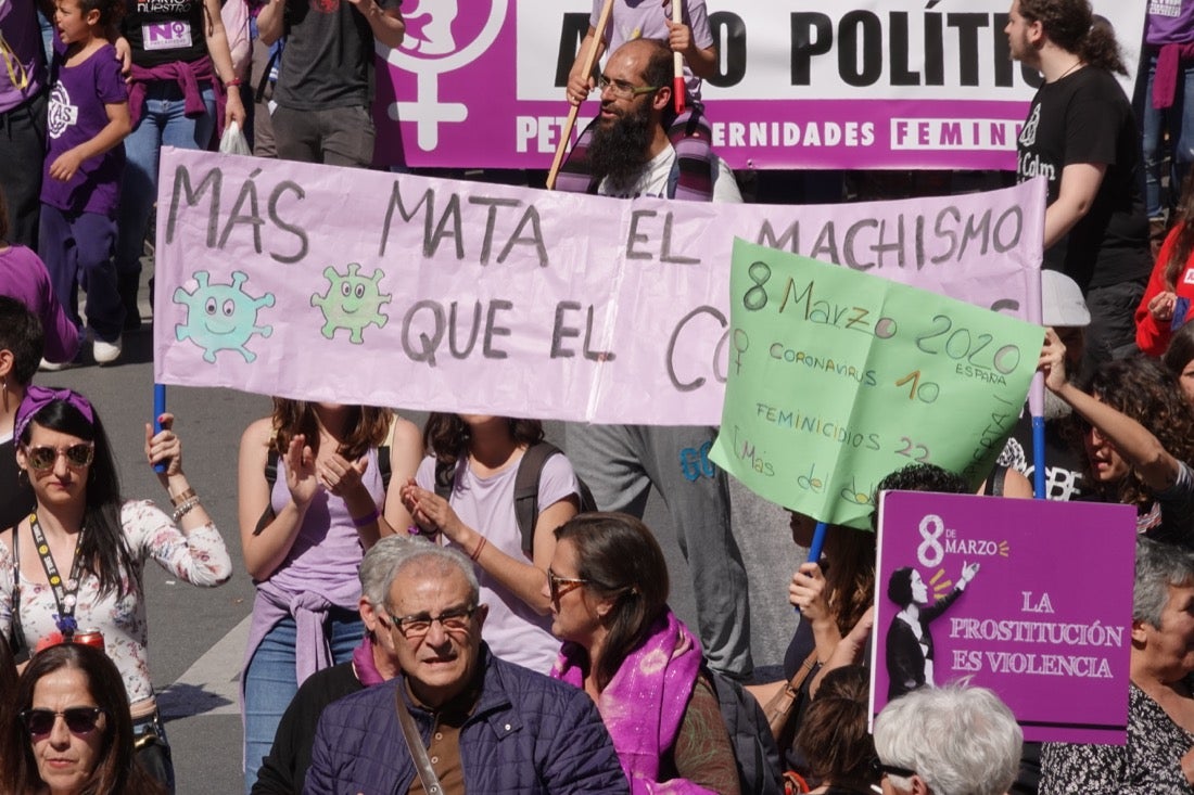 Repaso completo en imágenes a una marcha multitudinaria este Día de la Mujer en Granada