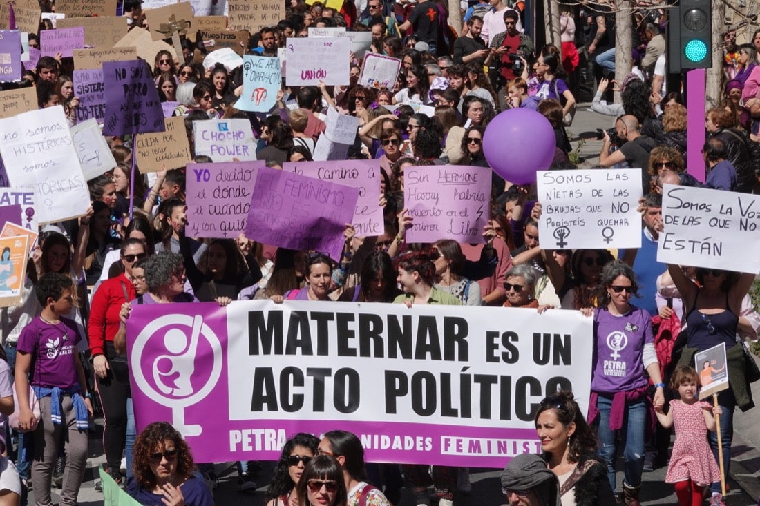 Repaso completo en imágenes a una marcha multitudinaria este Día de la Mujer en Granada