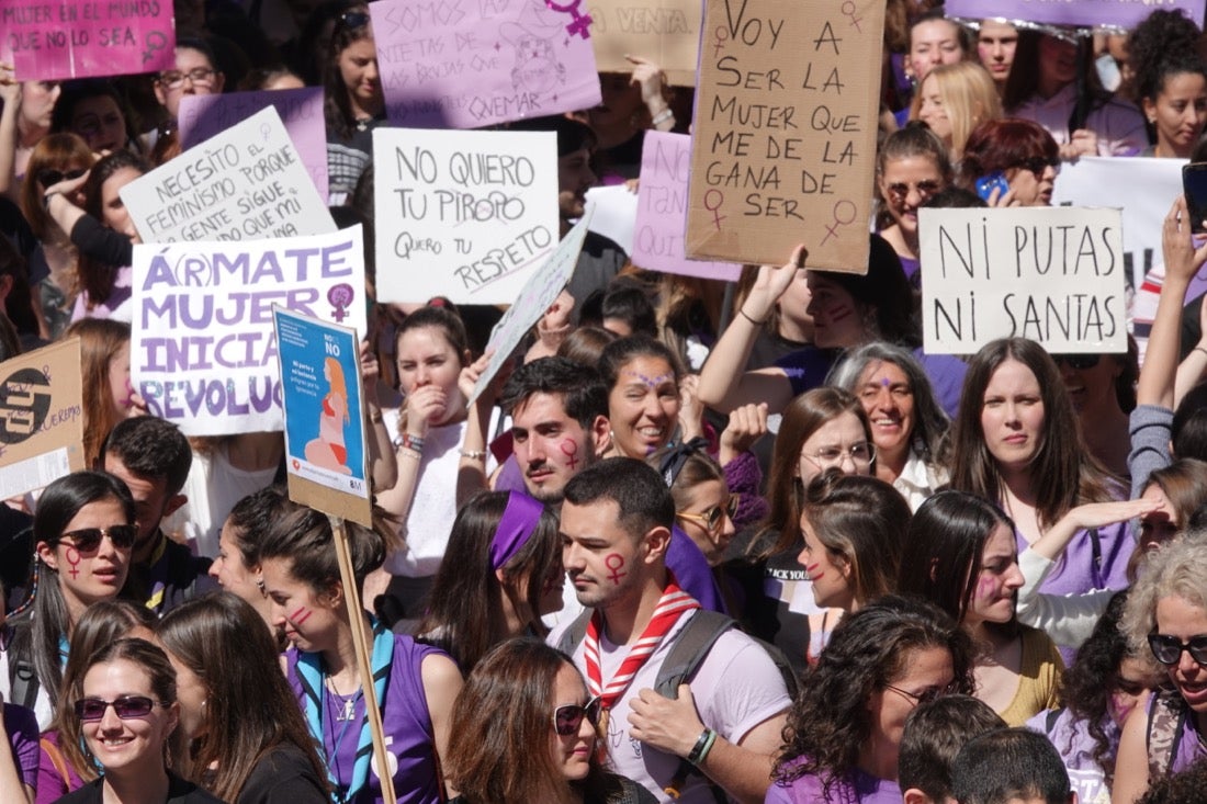 Repaso completo en imágenes a una marcha multitudinaria este Día de la Mujer en Granada