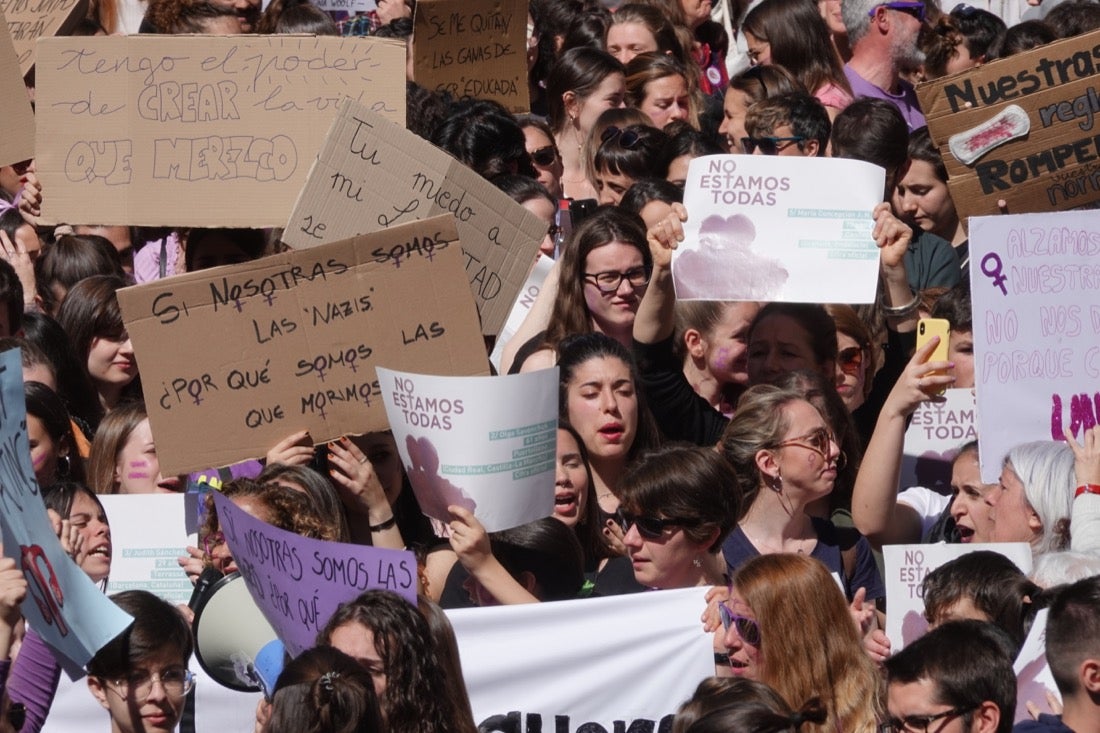 Repaso completo en imágenes a una marcha multitudinaria este Día de la Mujer en Granada