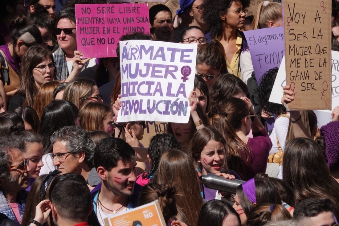 Repaso completo en imágenes a una marcha multitudinaria este Día de la Mujer en Granada