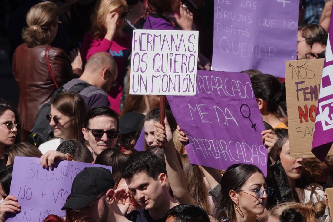 Repaso completo en imágenes a una marcha multitudinaria este Día de la Mujer en Granada