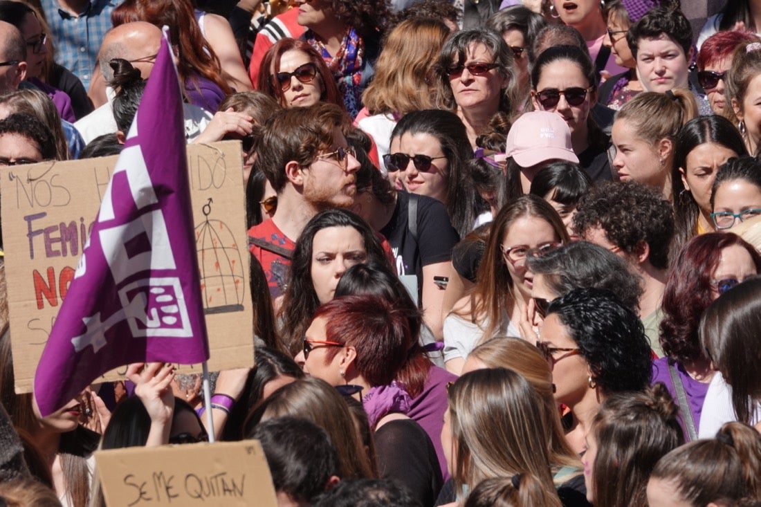 Repaso completo en imágenes a una marcha multitudinaria este Día de la Mujer en Granada
