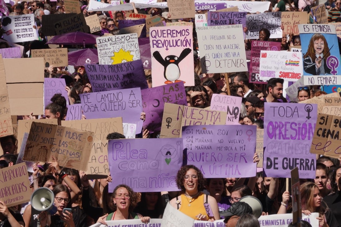 Repaso completo en imágenes a una marcha multitudinaria este Día de la Mujer en Granada