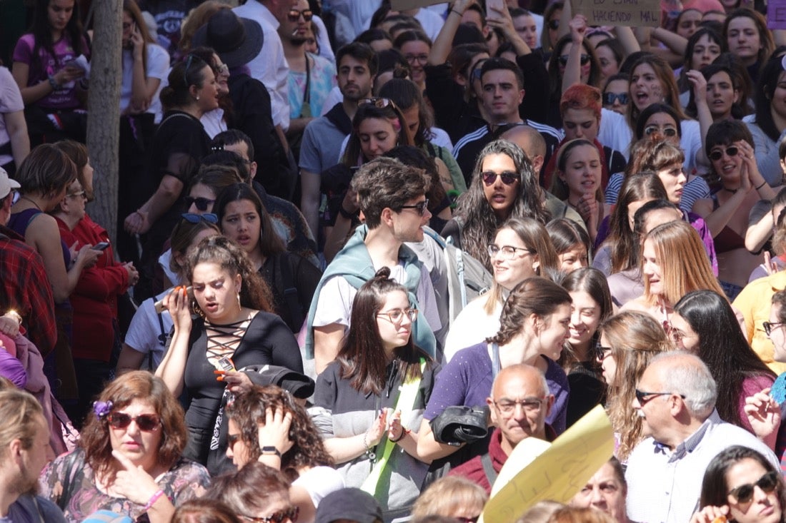 Repaso completo en imágenes a una marcha multitudinaria este Día de la Mujer en Granada