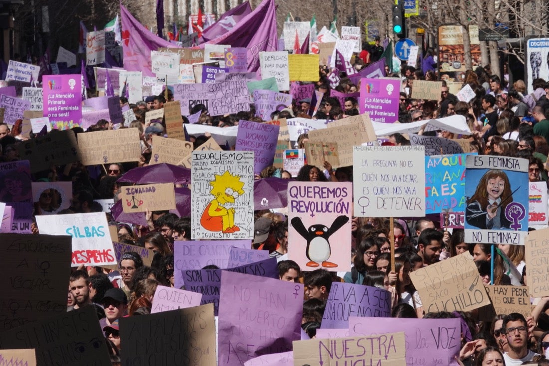 Repaso completo en imágenes a una marcha multitudinaria este Día de la Mujer en Granada