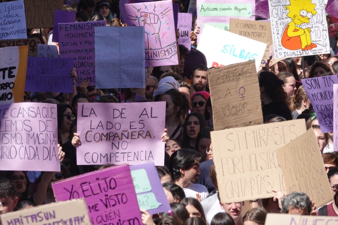 Repaso completo en imágenes a una marcha multitudinaria este Día de la Mujer en Granada