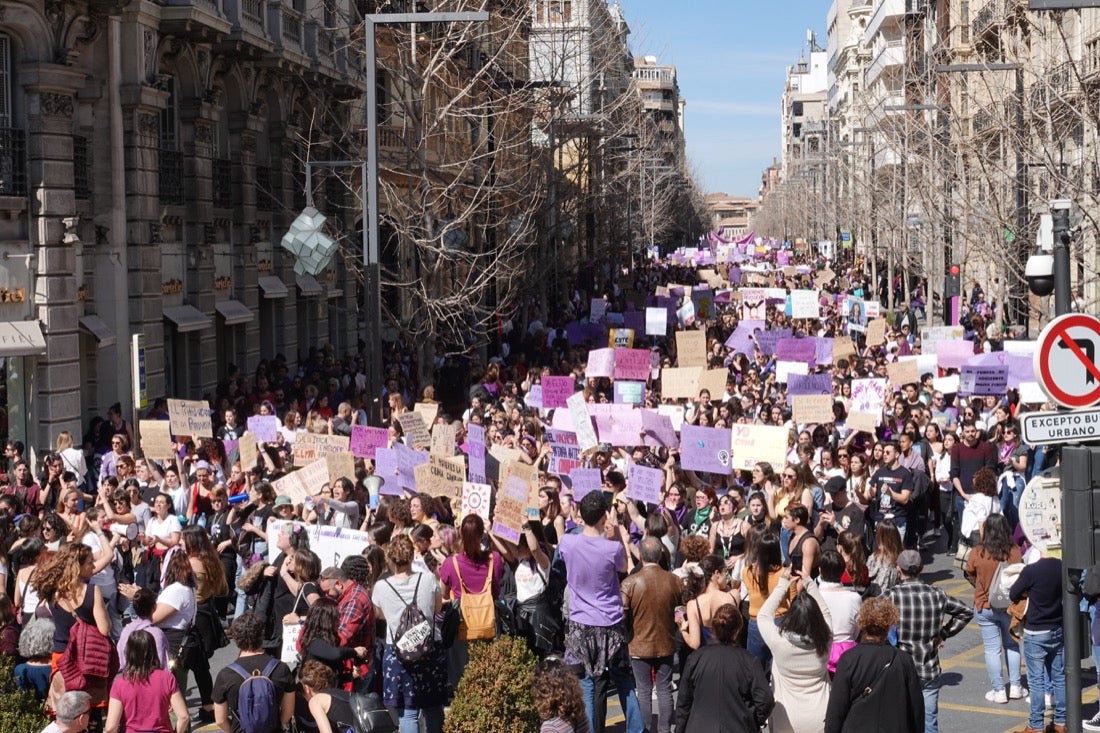 Repaso completo en imágenes a una marcha multitudinaria este Día de la Mujer en Granada