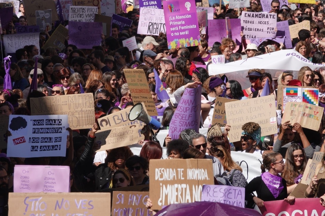 Repaso completo en imágenes a una marcha multitudinaria este Día de la Mujer en Granada