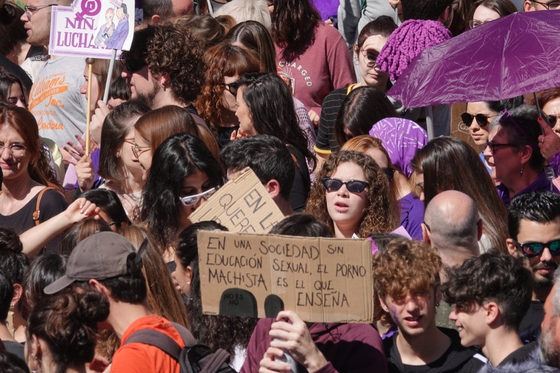 Repaso completo en imágenes a una marcha multitudinaria este Día de la Mujer en Granada