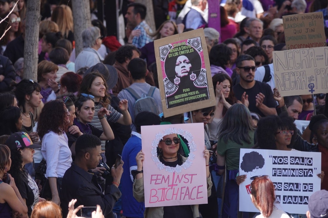 Repaso completo en imágenes a una marcha multitudinaria este Día de la Mujer en Granada