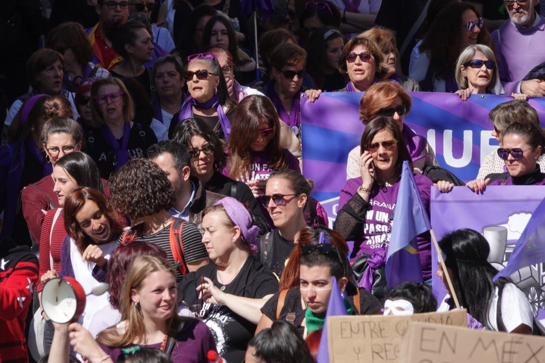 Repaso completo en imágenes a una marcha multitudinaria este Día de la Mujer en Granada