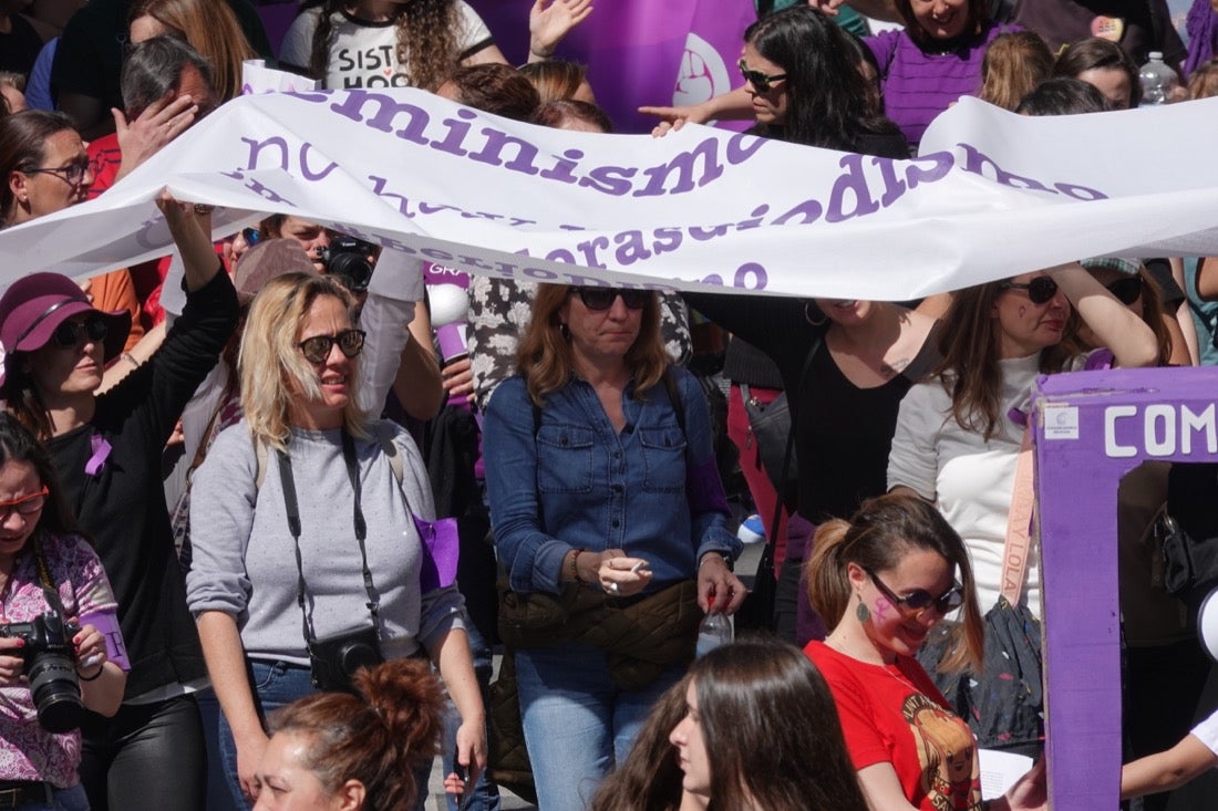 Repaso completo en imágenes a una marcha multitudinaria este Día de la Mujer en Granada