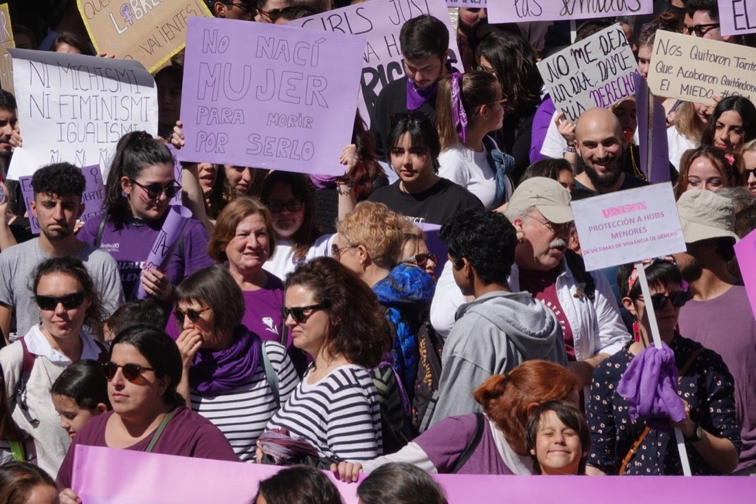 Repaso completo en imágenes a una marcha multitudinaria este Día de la Mujer en Granada