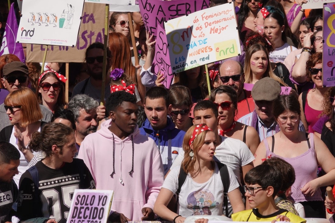 Repaso completo en imágenes a una marcha multitudinaria este Día de la Mujer en Granada