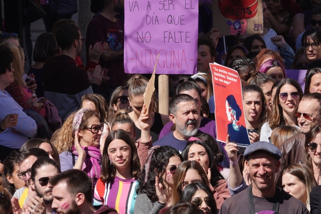 Repaso completo en imágenes a una marcha multitudinaria este Día de la Mujer en Granada