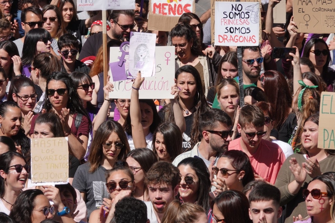 Repaso completo en imágenes a una marcha multitudinaria este Día de la Mujer en Granada