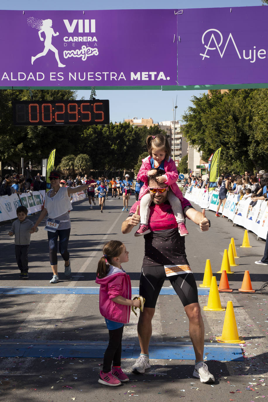 Ambiente festivo en la octava Carrera de la Mujer. 