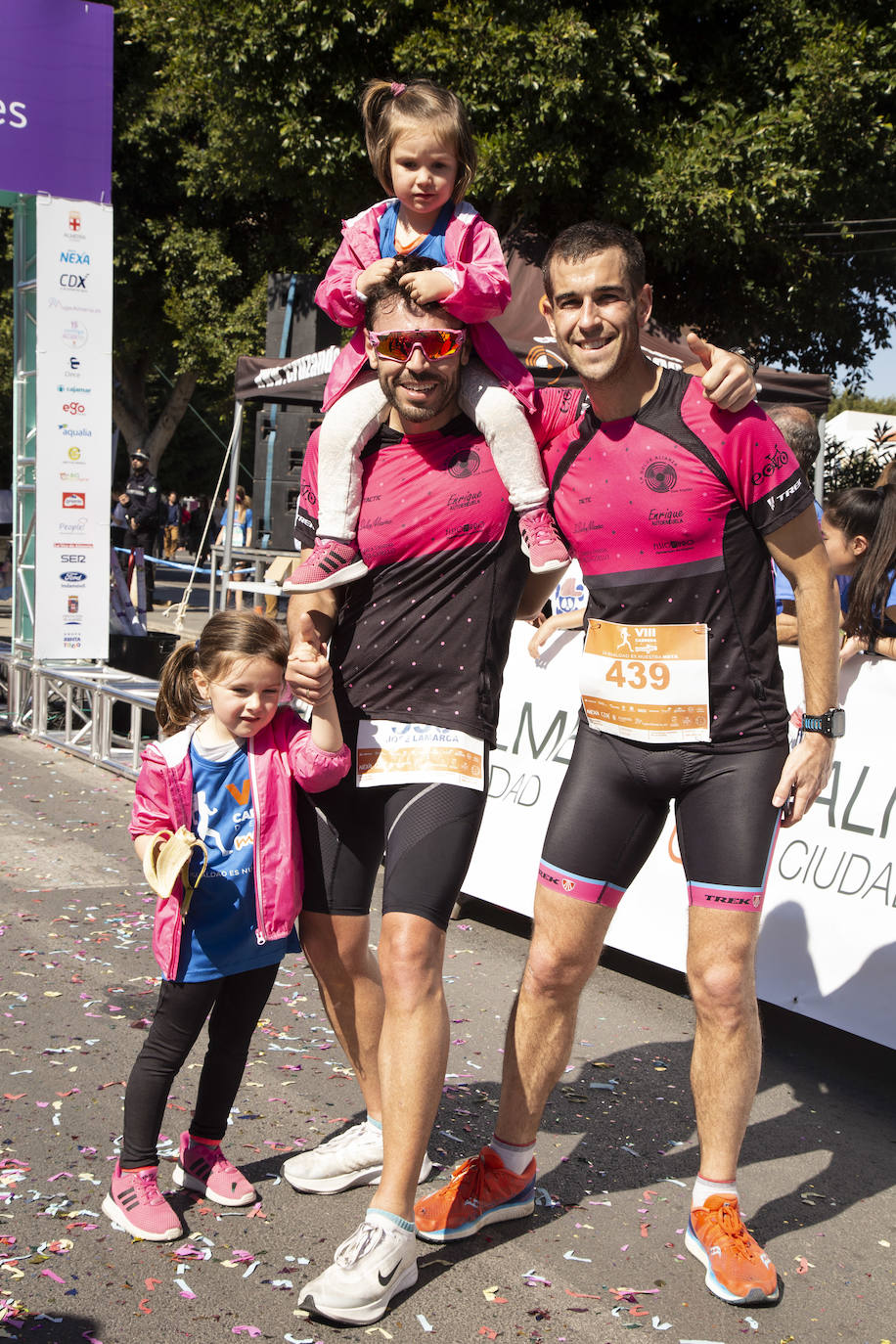 Ambiente festivo en la octava Carrera de la Mujer. 