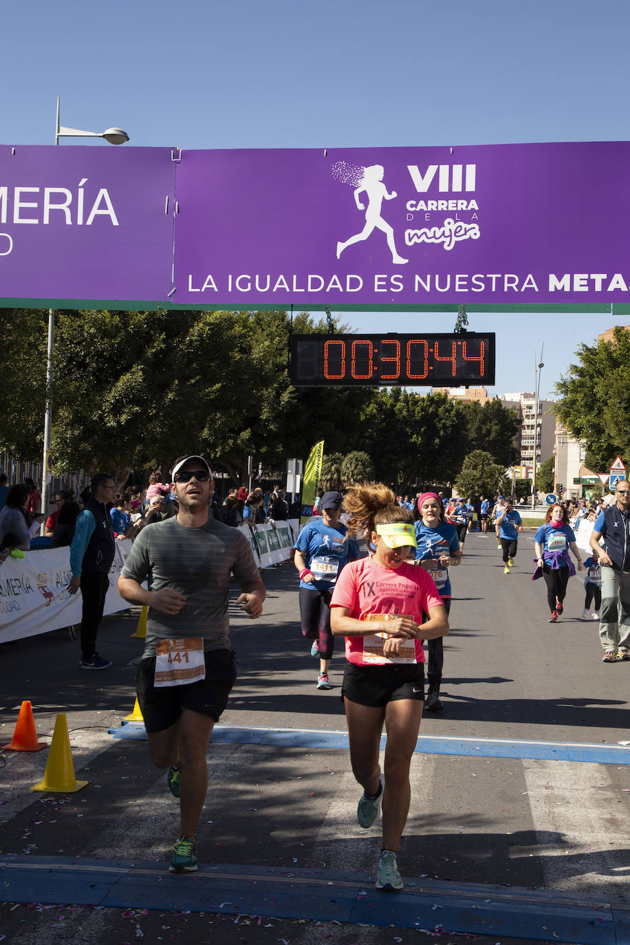 Ambiente festivo en la octava Carrera de la Mujer. 