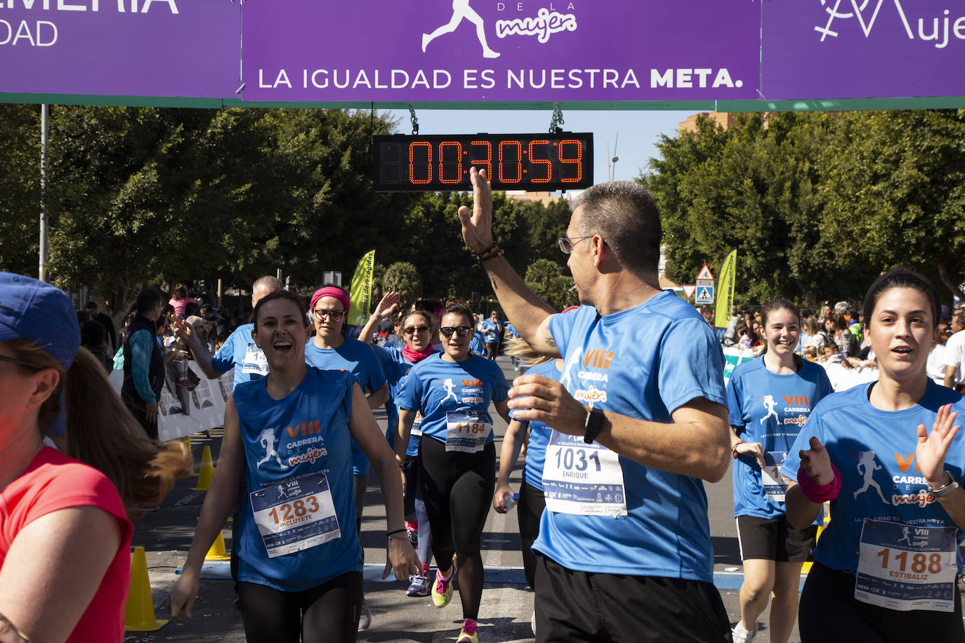 Ambiente festivo en la octava Carrera de la Mujer. 