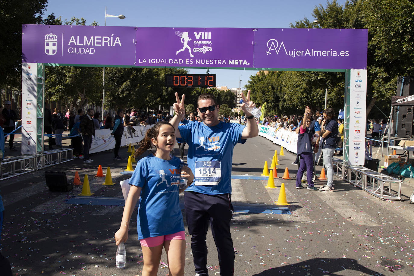 Ambiente festivo en la octava Carrera de la Mujer. 