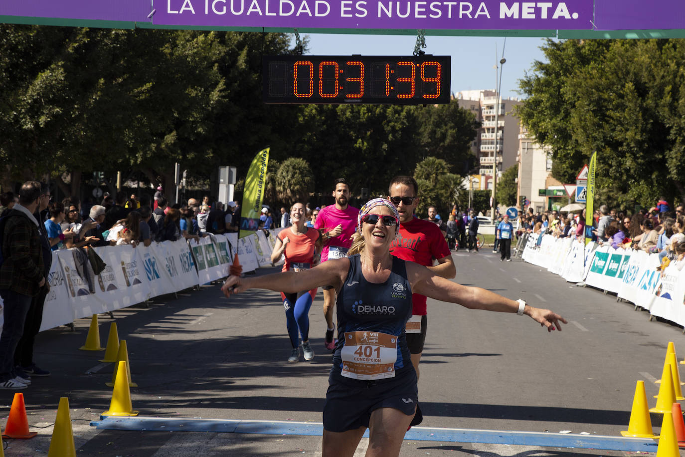 Ambiente festivo en la octava Carrera de la Mujer. 