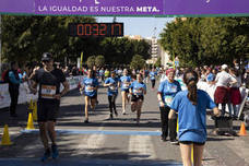 Ambiente festivo en la octava Carrera de la Mujer. 