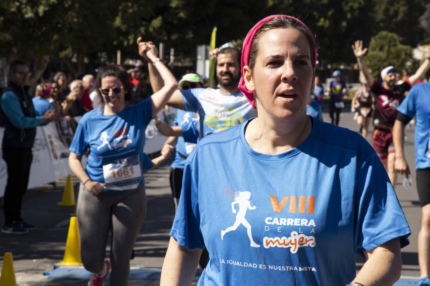 Ambiente festivo en la octava Carrera de la Mujer. 