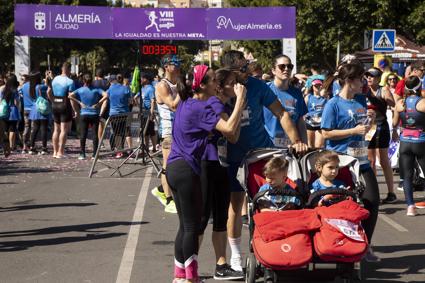 Ambiente festivo en la octava Carrera de la Mujer. 