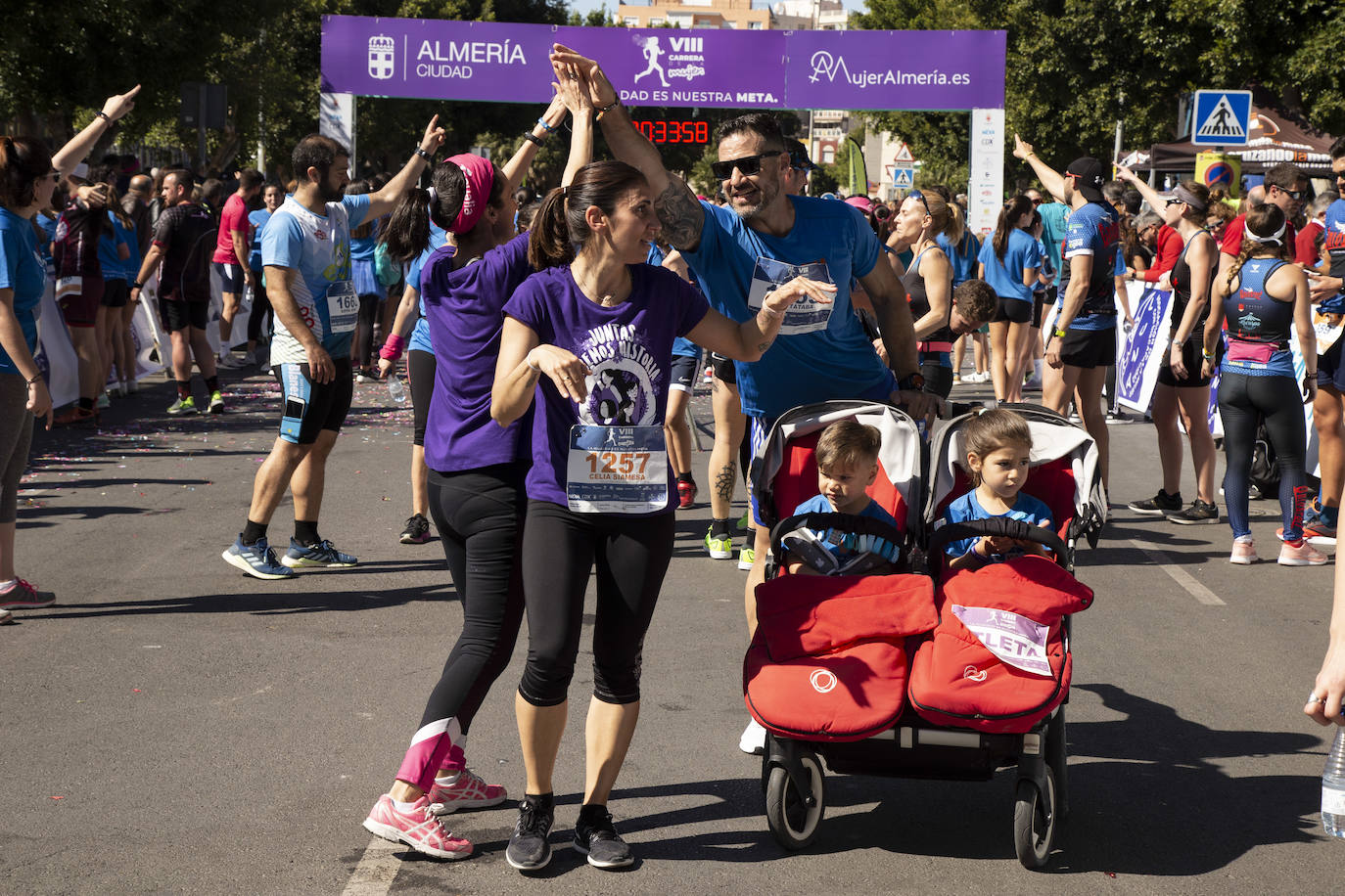 Ambiente festivo en la octava Carrera de la Mujer. 