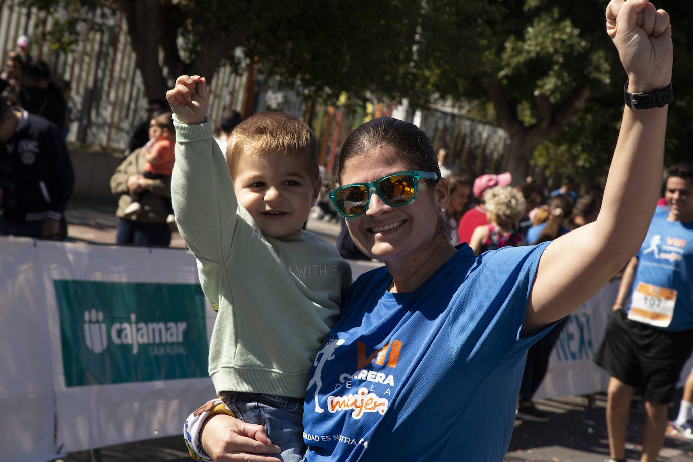 Ambiente festivo en la octava Carrera de la Mujer. 