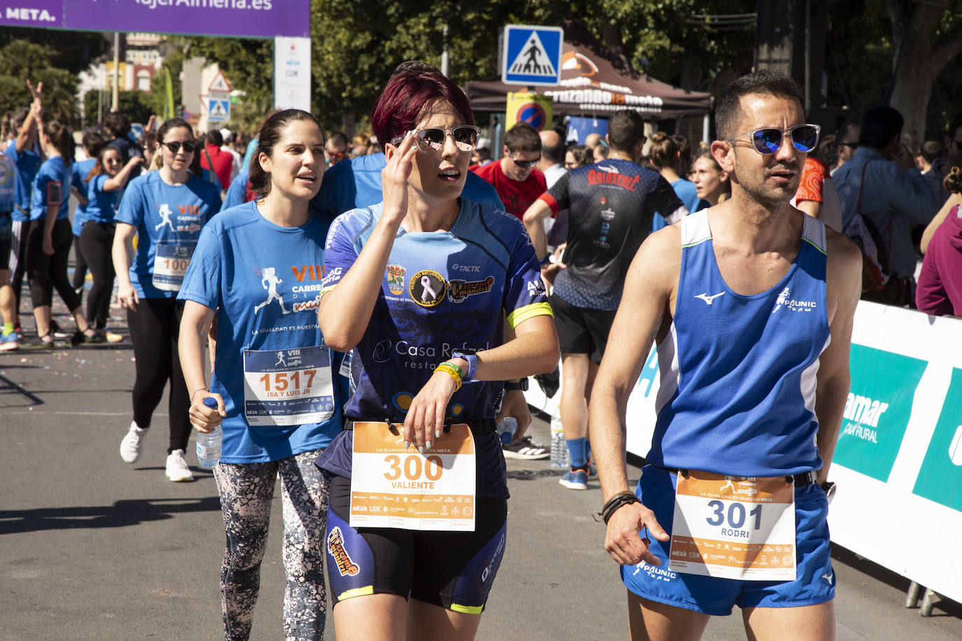 Ambiente festivo en la octava Carrera de la Mujer. 