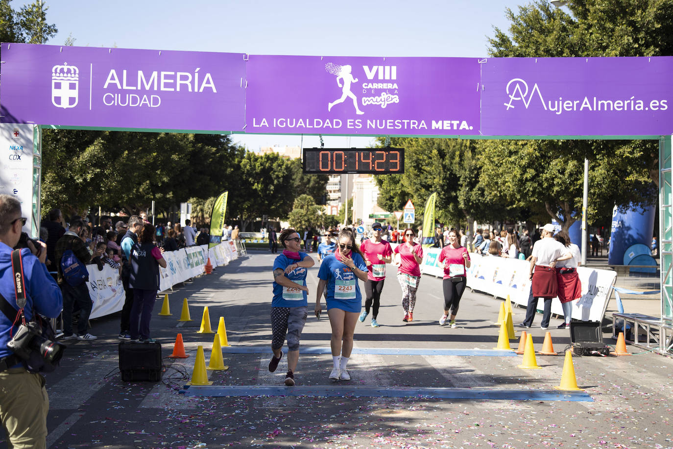 Ambiente festivo en la octava Carrera de la Mujer. 