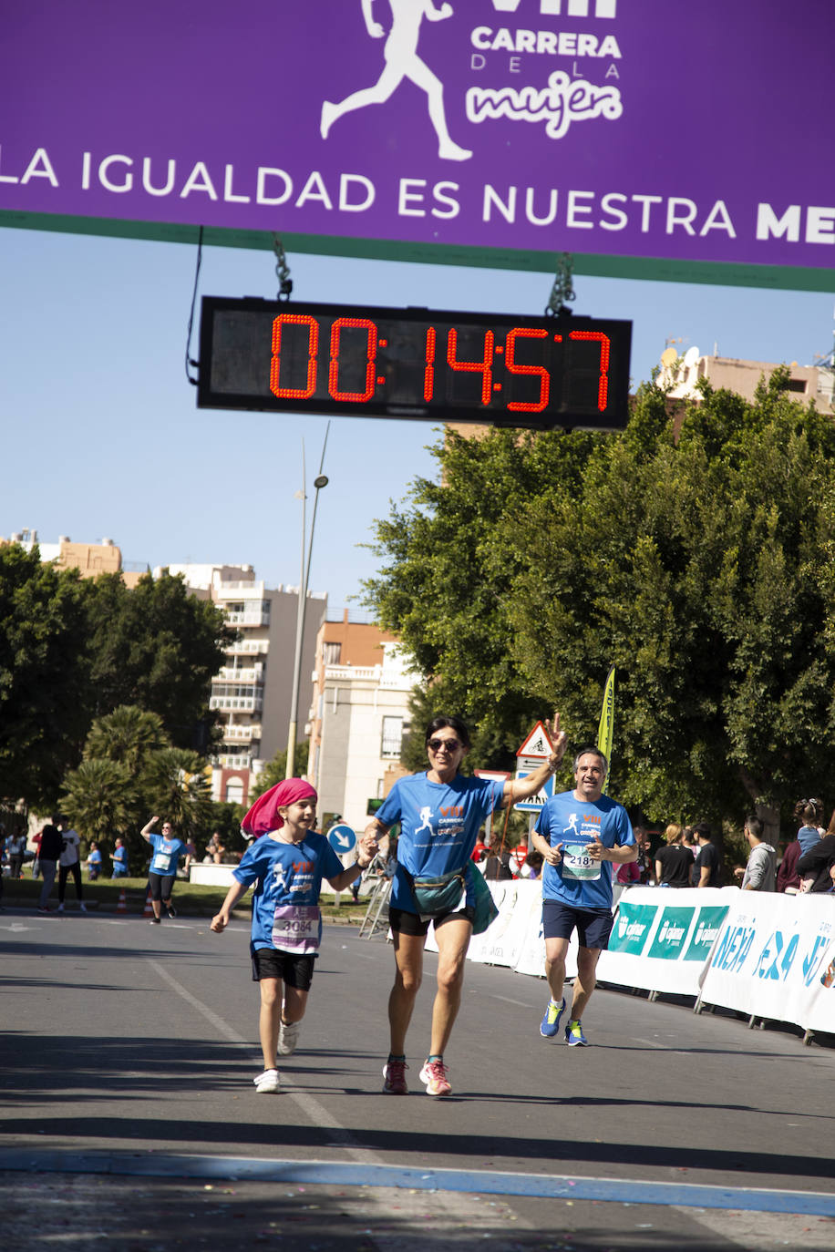 Ambiente festivo en la octava Carrera de la Mujer. 