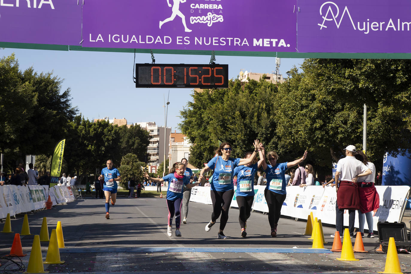 Ambiente festivo en la octava Carrera de la Mujer. 