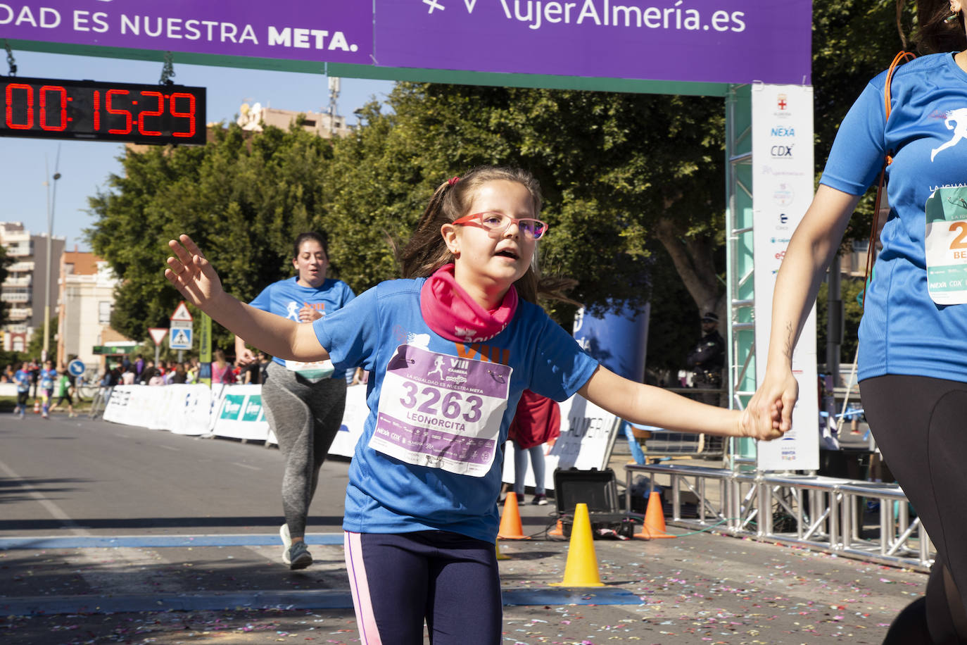 Ambiente festivo en la octava Carrera de la Mujer. 