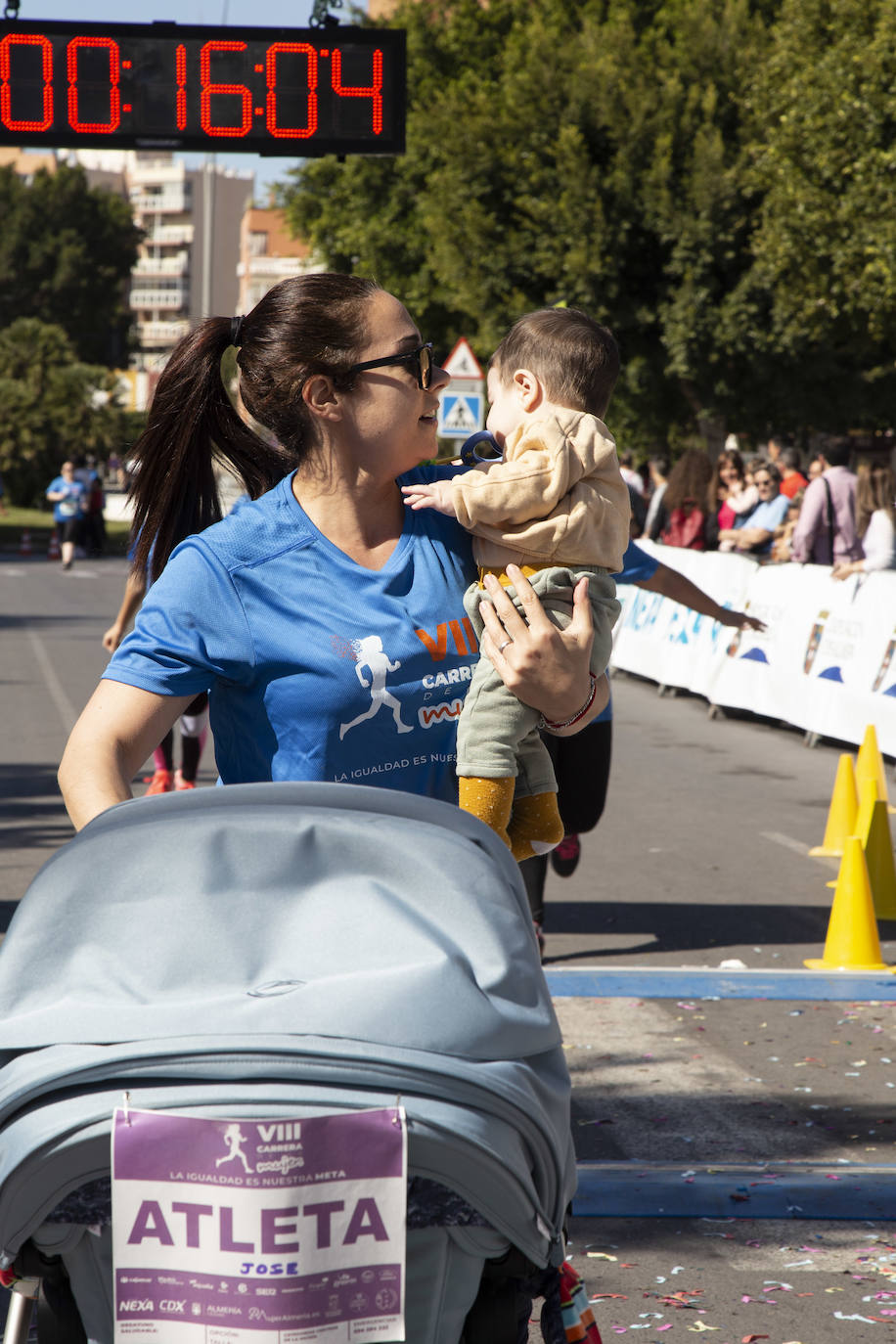 Ambiente festivo en la octava Carrera de la Mujer. 